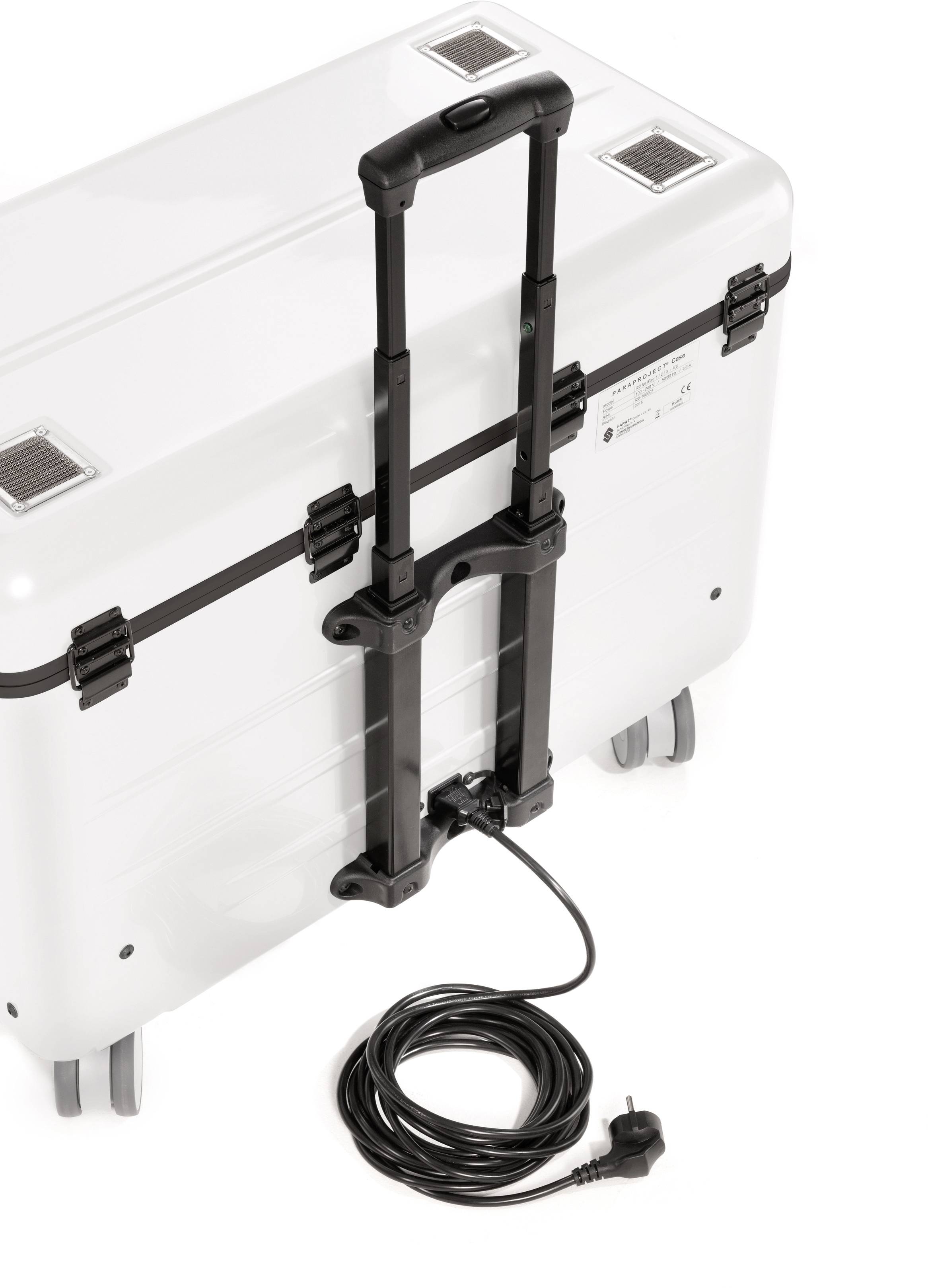 Biały wózek na kółkach z wysuwaną rączką i przewodem sieciowym. Idealny do transportu sprzętu technicznego lub prezentacji urządzeń.