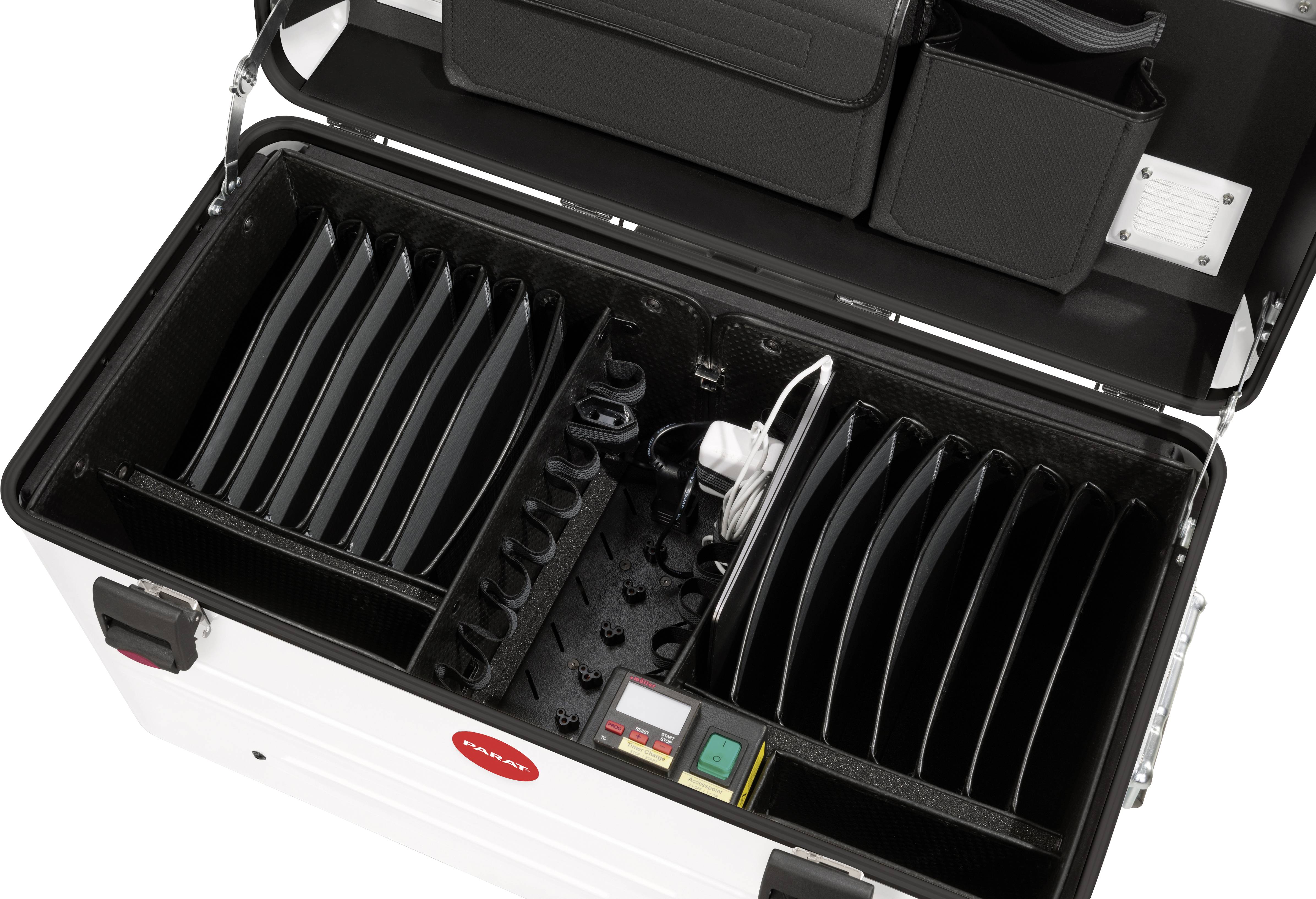 Otwarty kufer transportowy z przegródkami na tablety, ładowarkę do laptopa i akcesoria, gotowy do użycia w podróży.