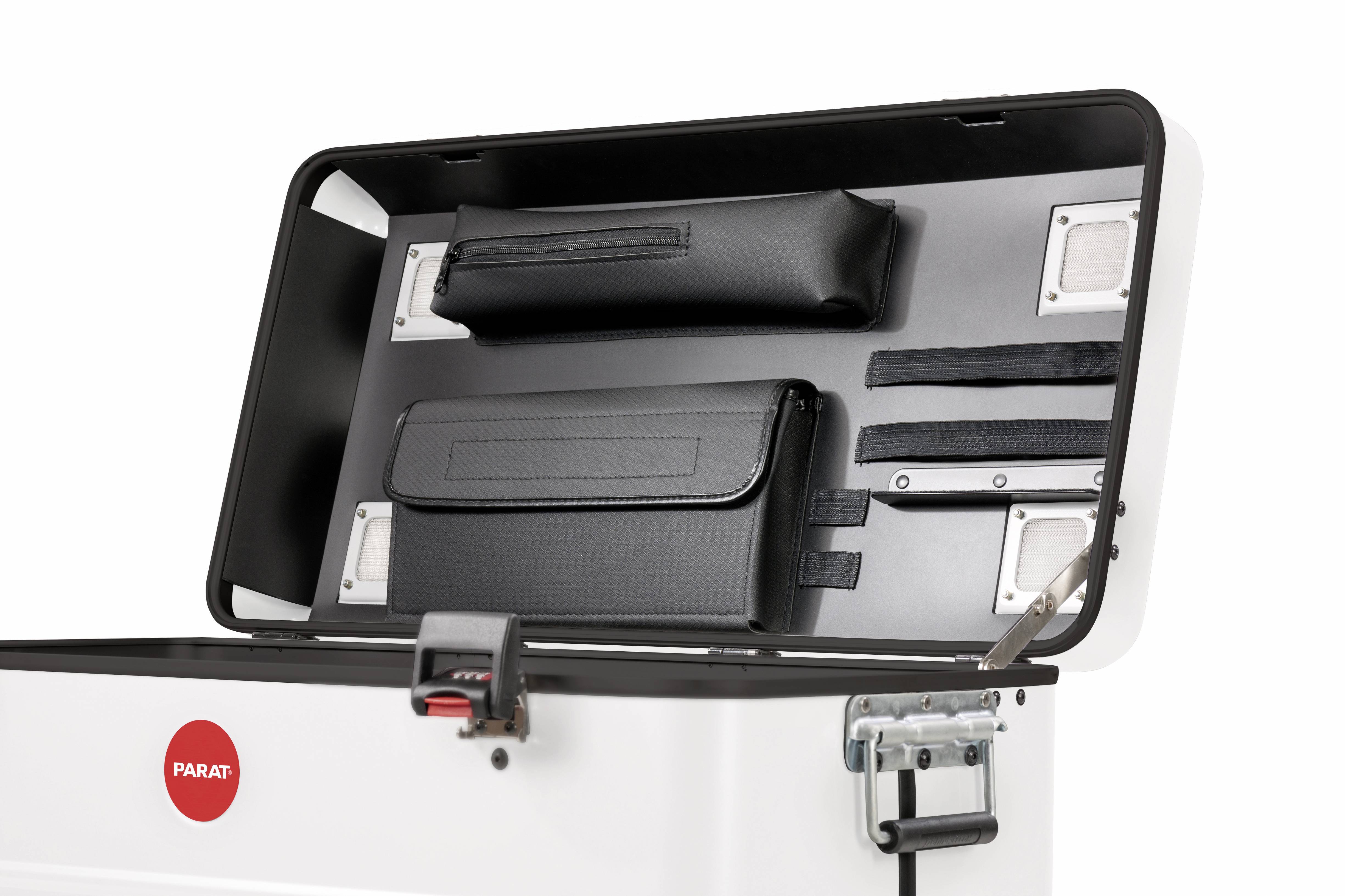 Otwarta skrzynka narzędziowa z zorganizowaną przestrzenią wewnętrzną, kilkoma czarnymi torbami i czerwonym logo 'PARAT' na zewnętrznej stronie.