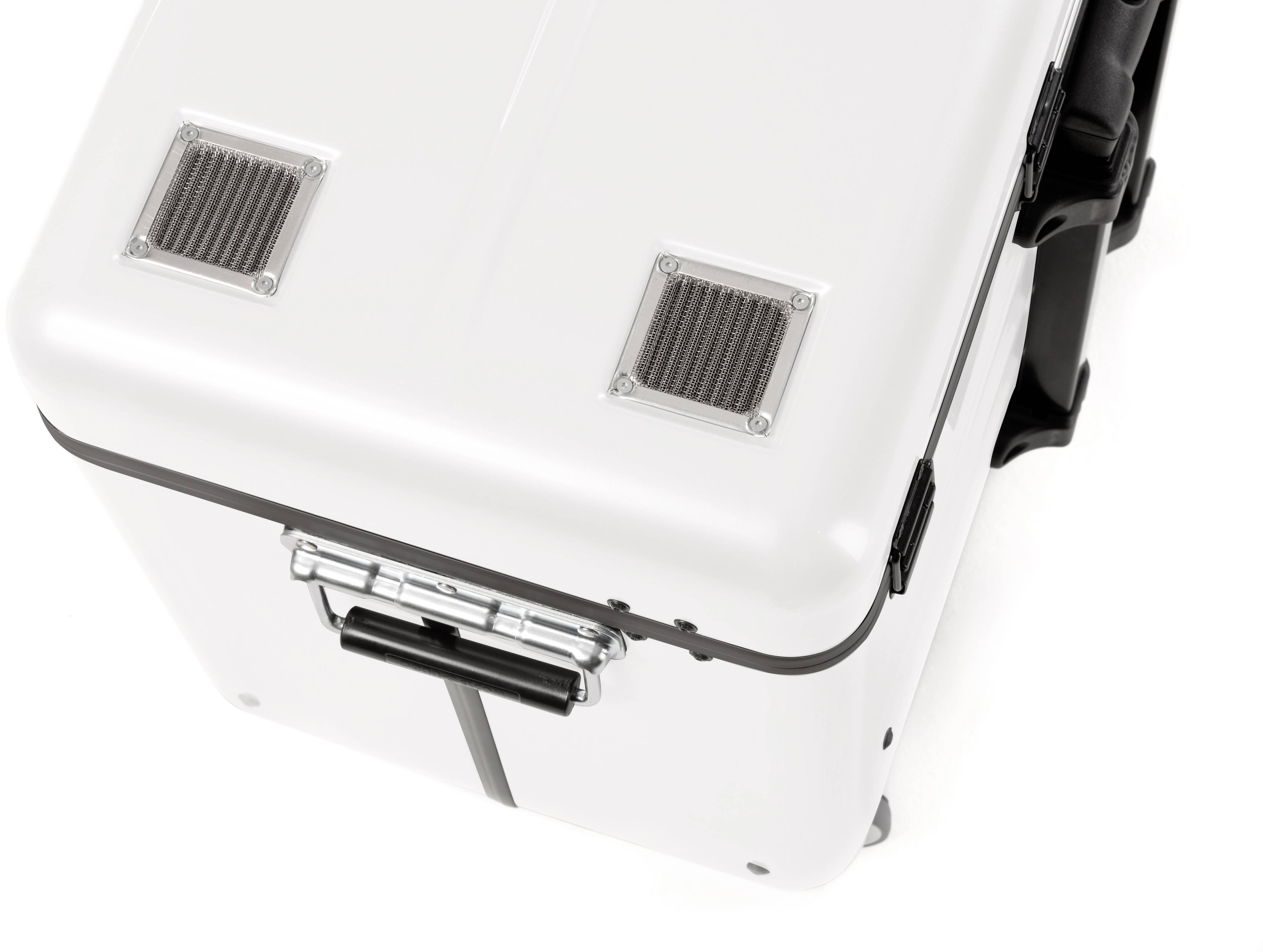 Biały, prostokątny kufer z czarnymi uchwytami i dwoma małymi kratkami wentylacyjnymi na wierzchu.