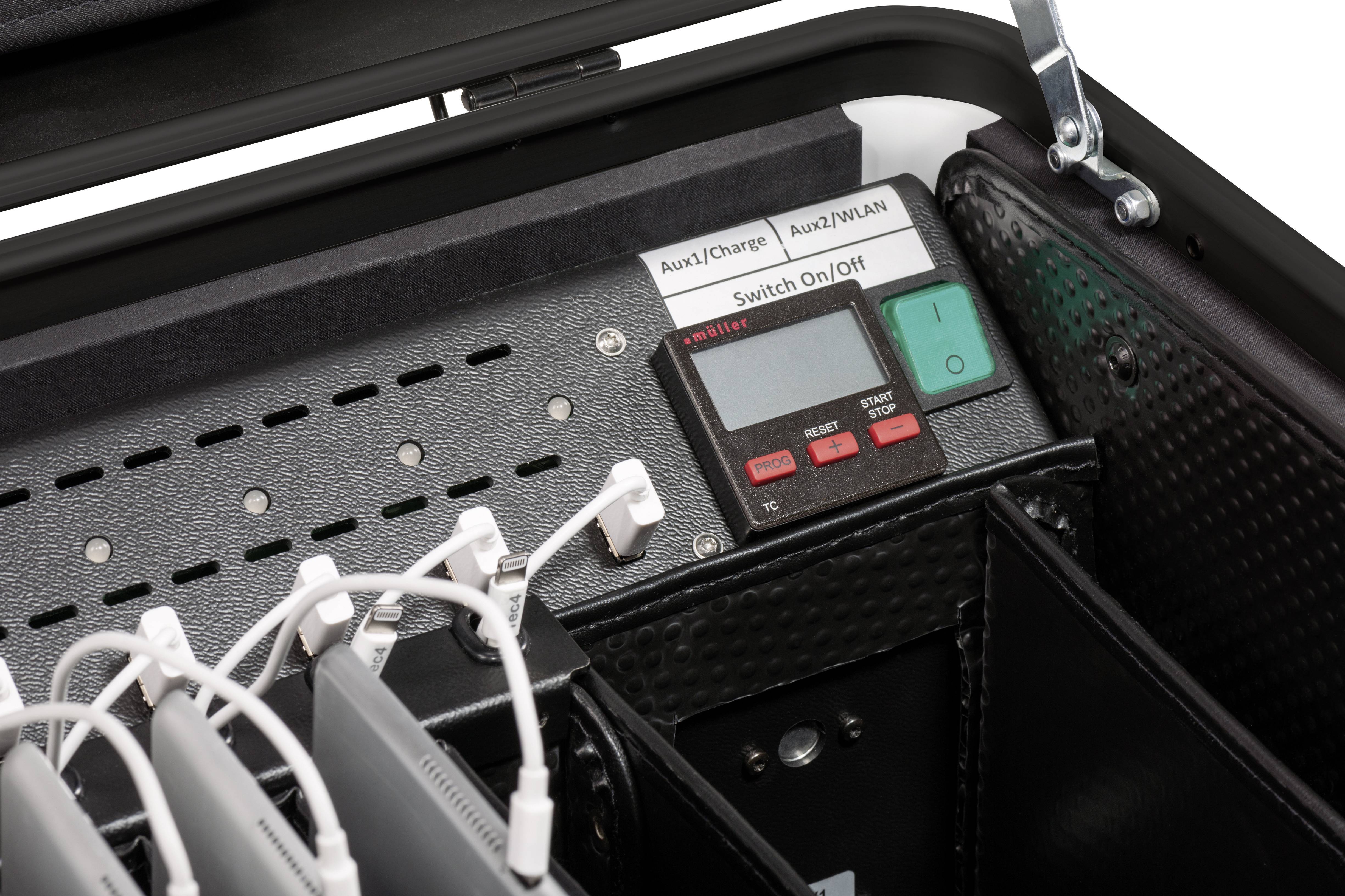 Ładowarka z wieloma portami USB i cyfrowym wyświetlaczem do wskazywania napięcia. Tablety są podłączone do ładowania.