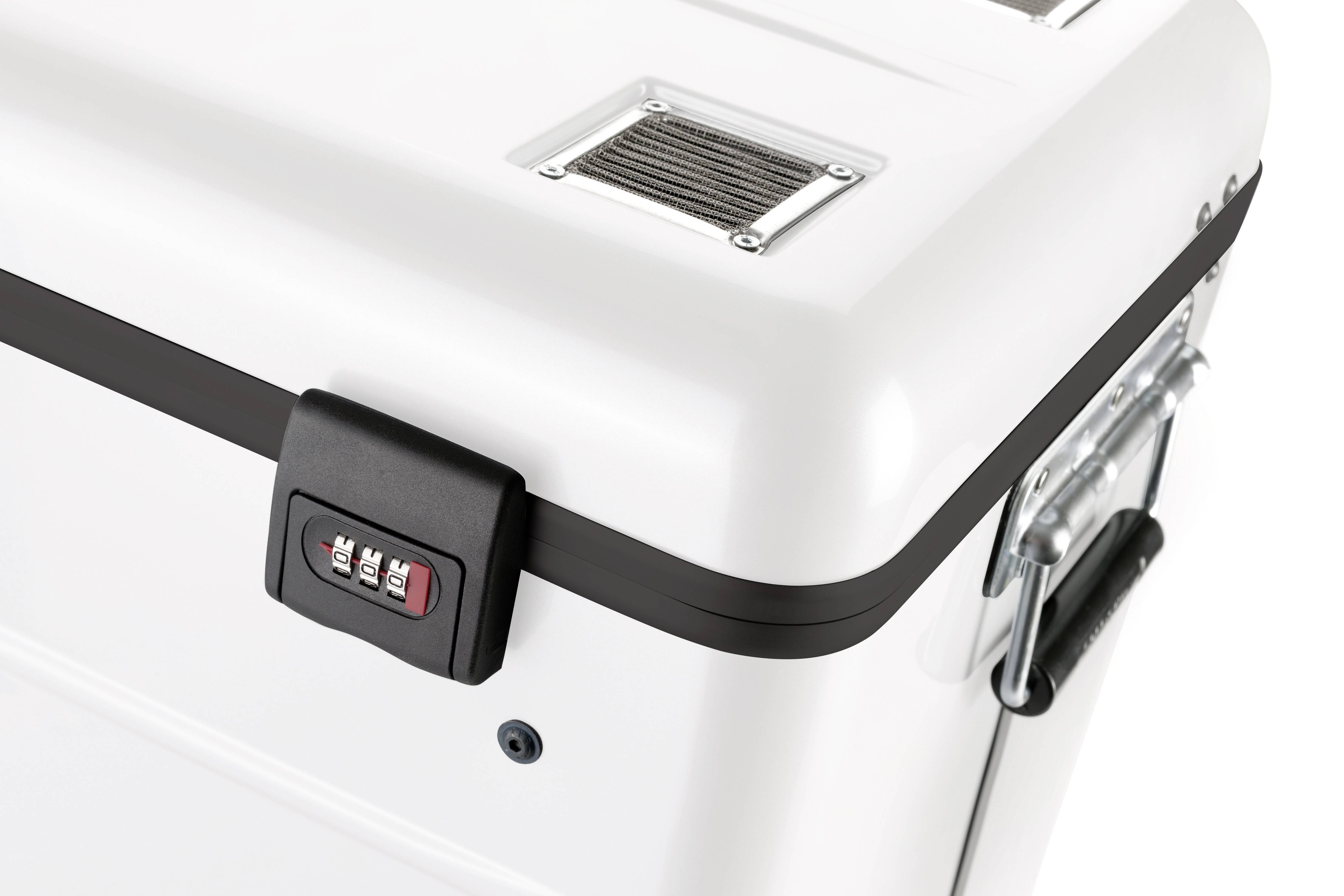 Biała skrzynka transportowa z zamkiem szyfrowym, uchwytami metalowymi i otworami wentylacyjnymi. Odpowiednia do bezpiecznego przewozu delikatnych przedmiotów.