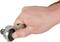 Jedna ręka trzyma srebrny klucz French. Fokus jest na ruchu dłoni podczas chwytania narzędzia.