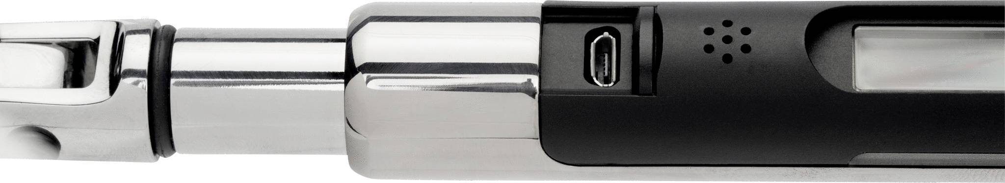 Zbliżenie metalowego urządzenia z portem USB, prawdopodobnie elektronicznego przyrządu do pisania lub narzędzia.