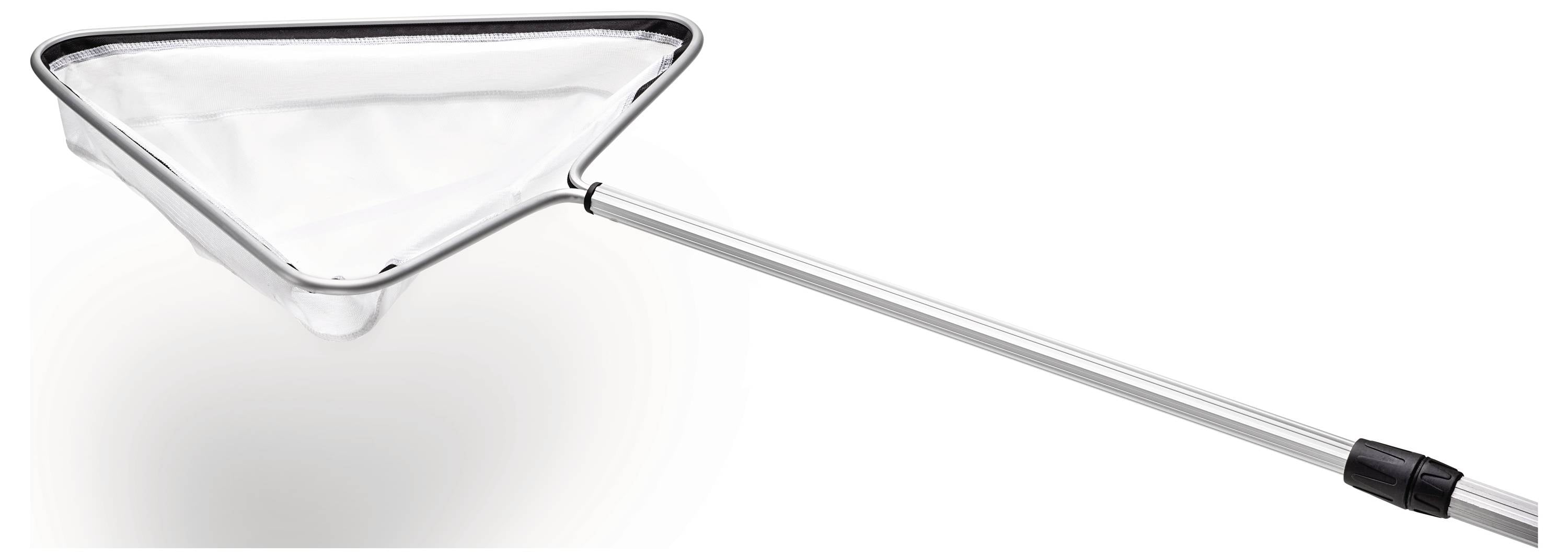 Trójkątny skimmer basenowy z metalowym uchwytem, używany do usuwania zanieczyszczeń z wody.