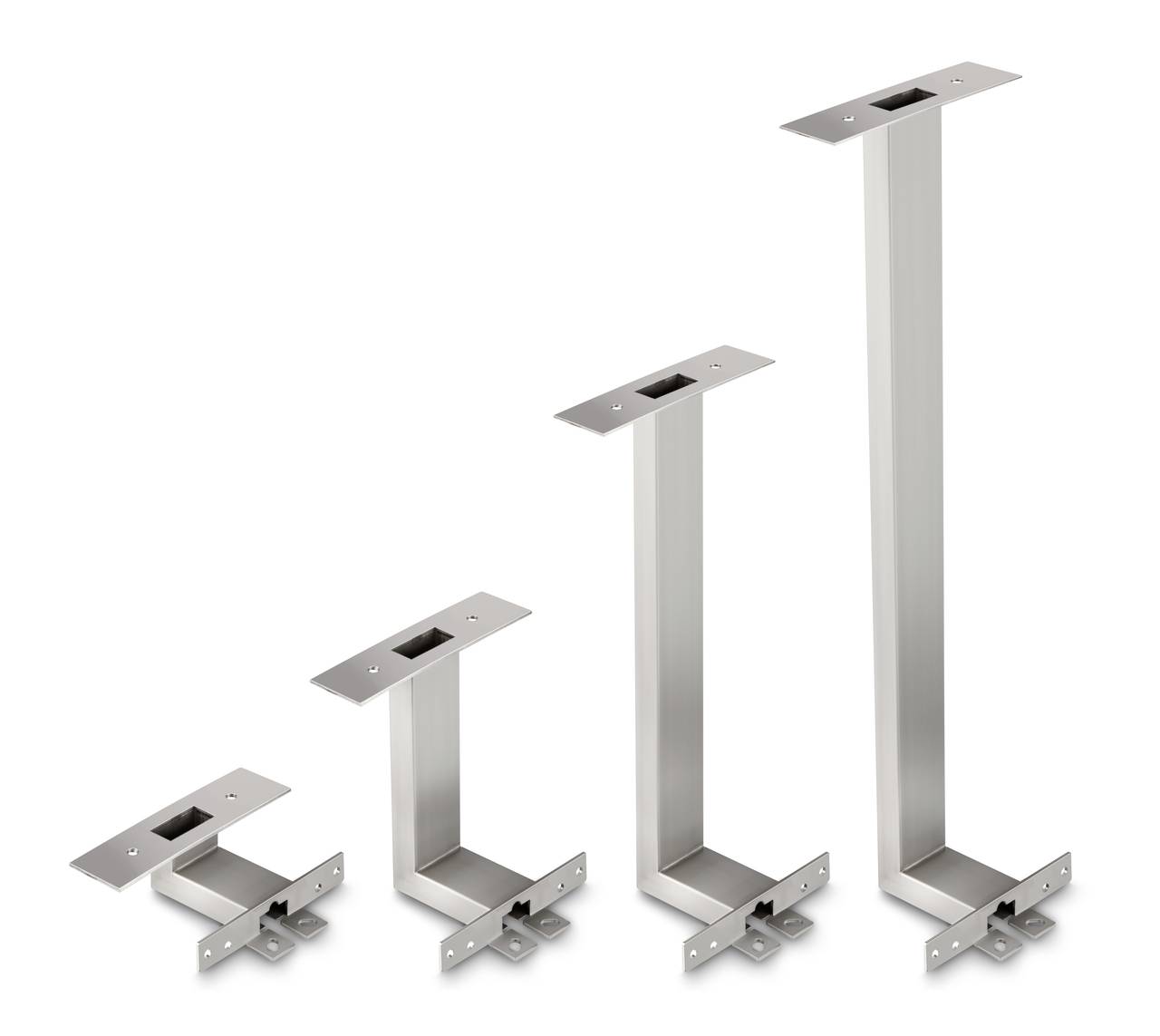 Cztery srebrne metalowe podpory o różnej wysokości stoją obok siebie w rzędzie, ułożone od najmniejszej do największej.