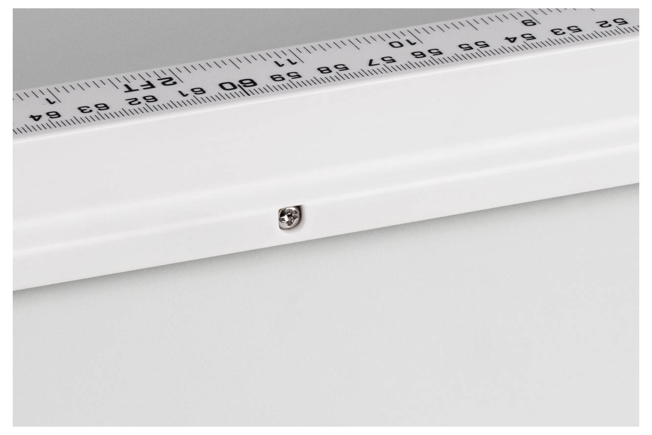 Zbliżenie metrycznej skali pomiarowej z podziałką milimetrową i centymetrową na metalowej krawędzi, obok której leży śruba.