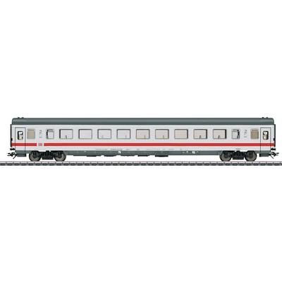 Wagon osobowy Intercity Deutsche Bahn, widok z boku, biały z czerwonym pasem, namalowanymi oznaczeniami rozmiaru oraz logo firmy.