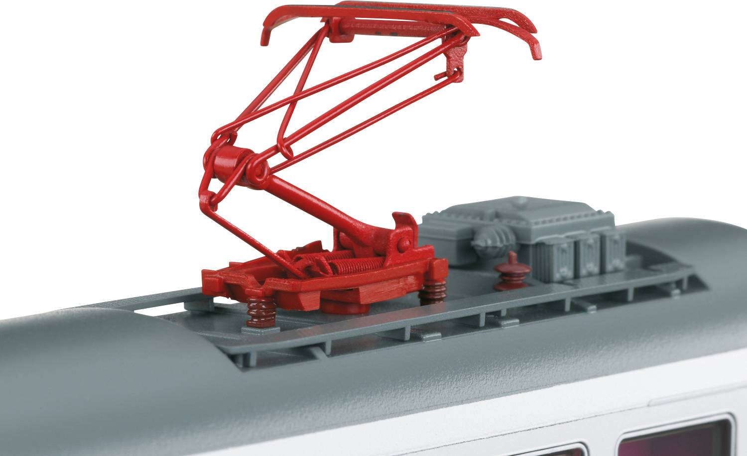 Czerwone odbieraki prądu na dachu szarego modelu pociągu, ukazujące szczegóły techniki kolejowej.