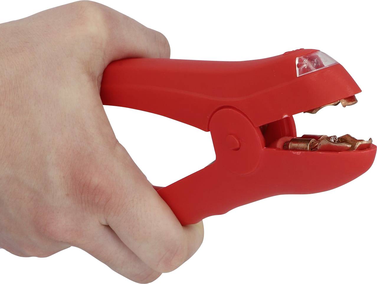 Jedna ręka trzyma czerwoną zszywacz do rozszywania z usuniętymi zszywkami w ustach.