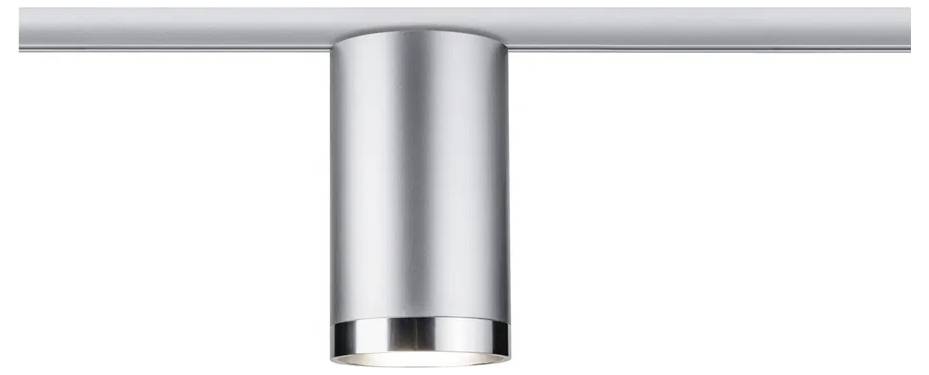 Srebrna cylindryczna lampa sufitowa zamontowana na ramieniu. Lampa świeci w dół.