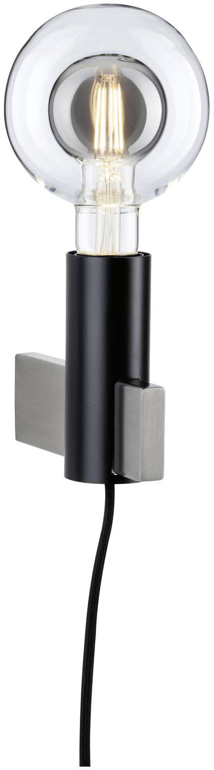 Kinkiet metalowy z czarno-srebrnym wykończeniem, z okrągłą przezroczystą żarówką i czarnym przewodem.