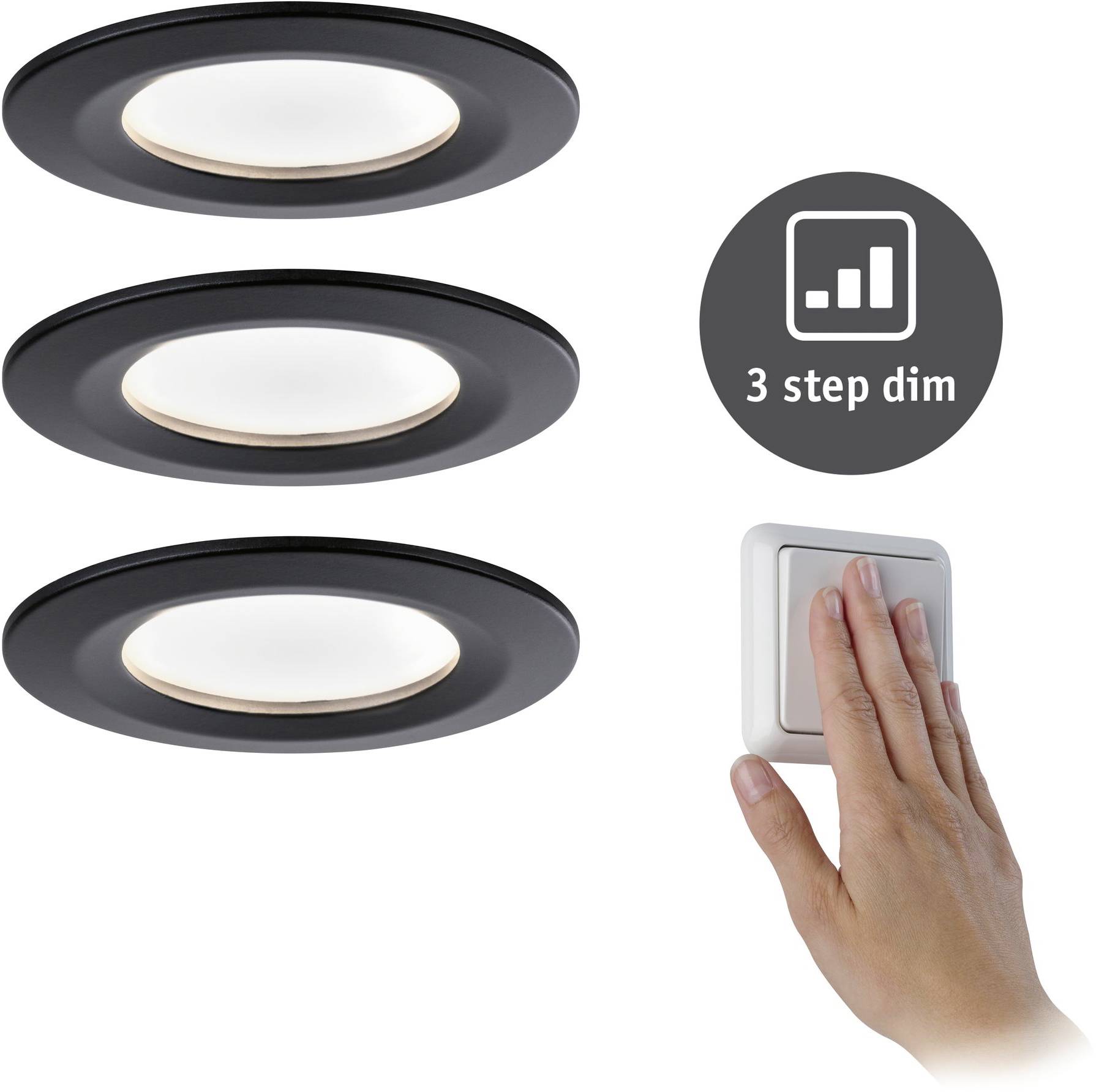 Trzy okrągłe, czarne oprawy LED wpuszczane w sufit z oznaczeniem '3 step dim' oraz dłoń naciskająca włącznik światła w celu regulacji jasności.