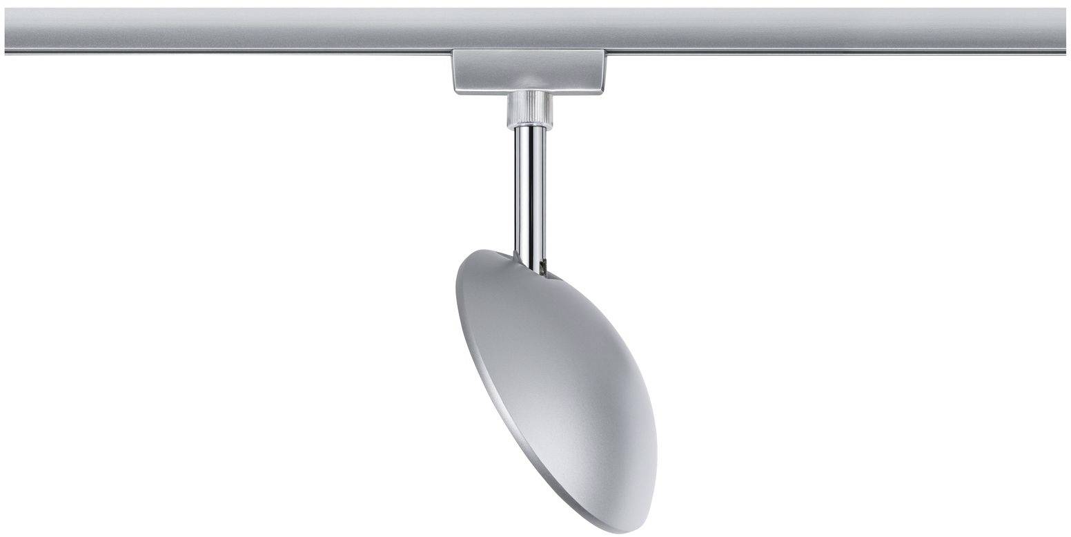 Srebrna lampa sufitowa z obrotowym reflektorem zawieszona jest na szynie.