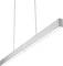 Nowoczesna, liniowa lampa wisząca z metalu zawieszona jest u sufitu. Charakteryzuje się prostym designem i równomiernym rozłożeniem światła.
