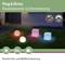 Plug & Shine Świecące kostki w różnych kolorach i odcieniach bieli na trawniku. Tekst: 'Plug & Shine - Fascynujący nastrój świetlny.'