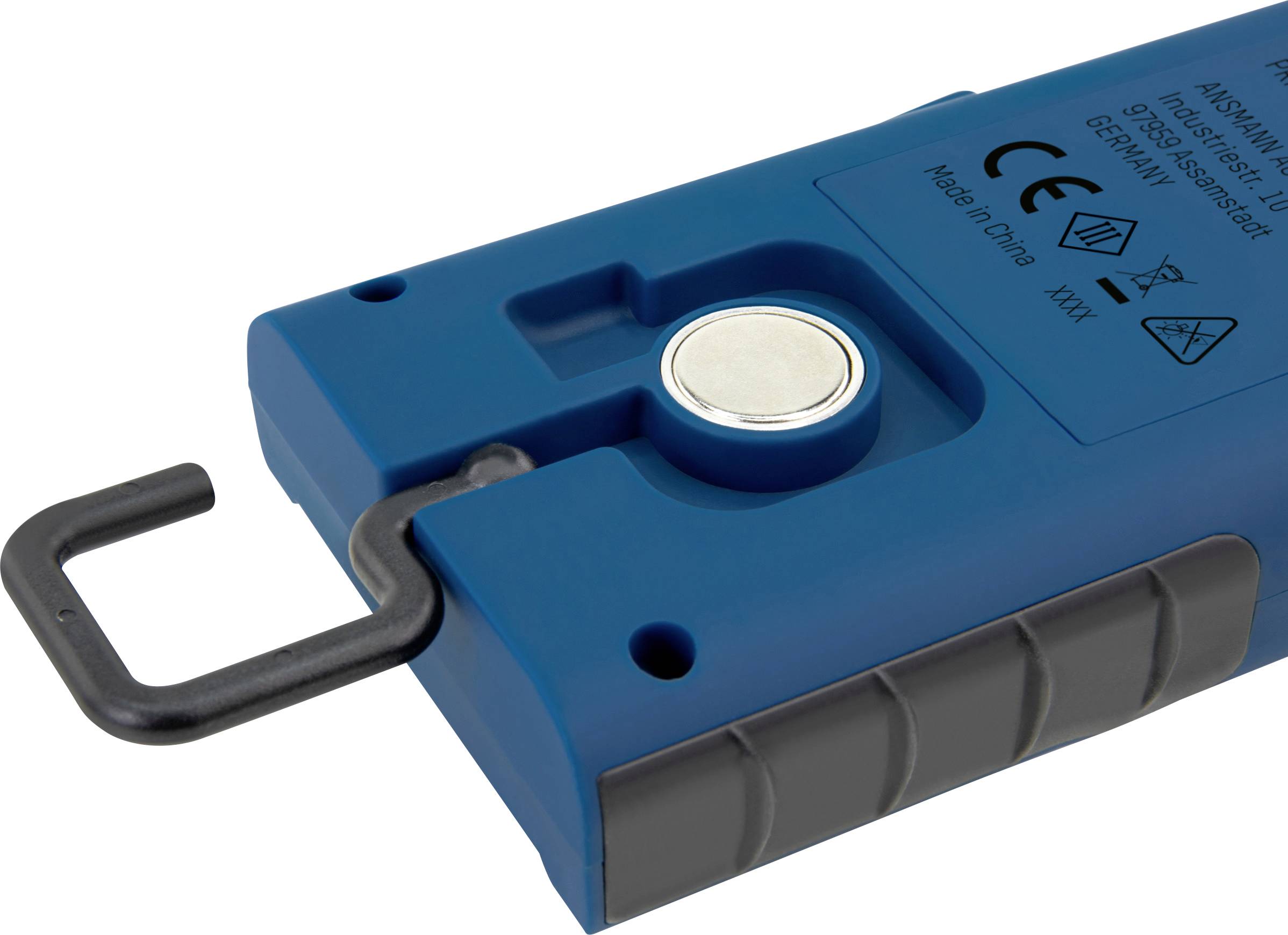 Niebieskie przenośne urządzenie z metalowym hakiem i elementem sterującym, oznaczone znakiem CE i symbolami ostrzegawczymi. Przeznaczenie pozostaje niejasne.