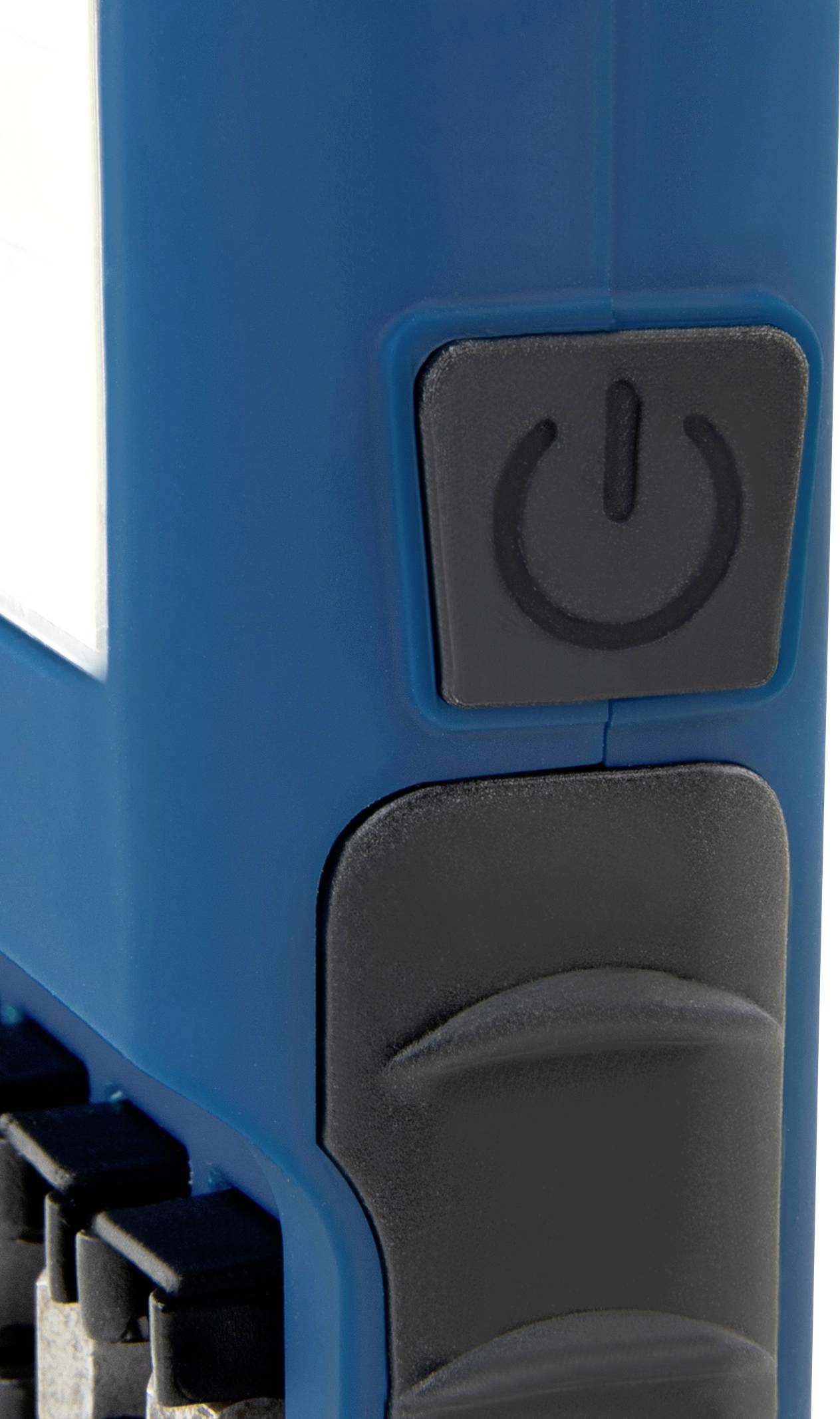 Zbliżenie niebieskiego urządzenia elektronicznego z czarnym włącznikiem sieciowym i żebrowaną rączką.