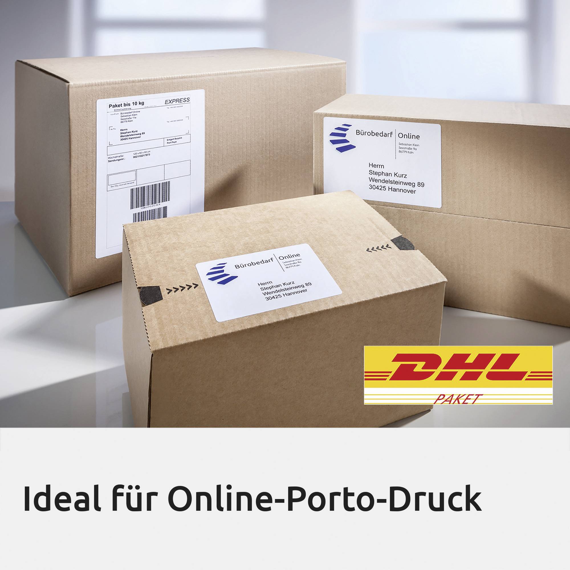 Kartony z etykietami do wysyłki stoją obok logo DHL. Tekst: 'Idealne do druku opłaty pocztowej online'.