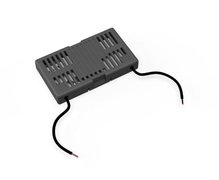 'Prostokątne, szare pudełko z tworzywa sztucznego z otworami wentylacyjnymi i dwoma wystającymi czarnymi kablami.'