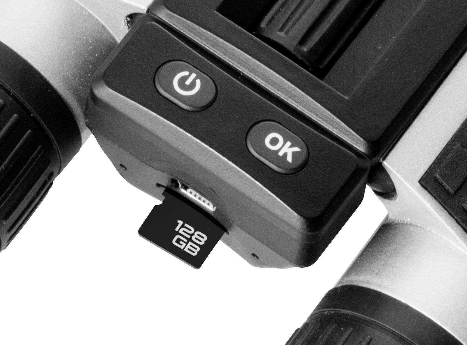 Lornetka z kartą pamięci 128 GB włożoną w gnieździe. Widoczne są przyciski 'Włącz/Wyłącz' i 'OK'.