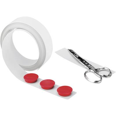 Nożyczki obok rolki białej taśmy magnetycznej, na której umieszczono trzy czerwone magnesy.