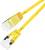 Żółty kabel Ethernet z wtykami RJ45, odpowiedni do połączeń sieciowych. Długość: 2 metry.