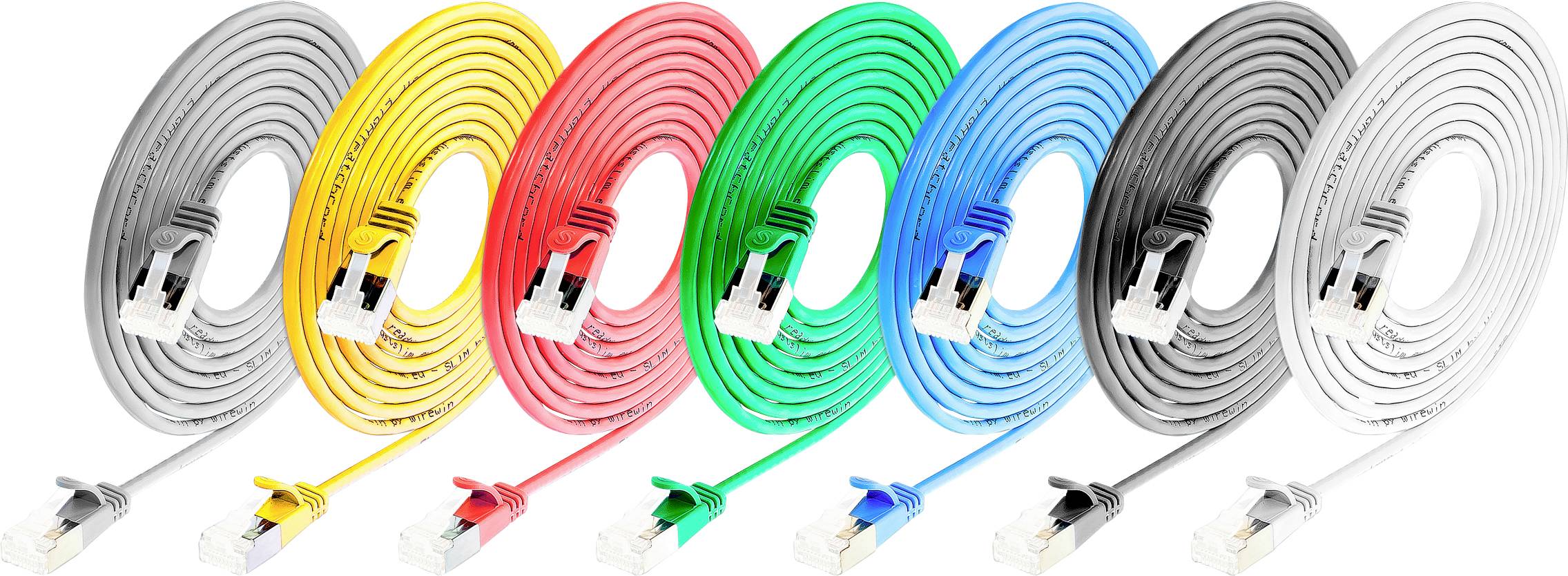 Siedem kabli Ethernet w różnych kolorach (żółty, pomarańczowy, czerwony, zielony, niebieski, szary, czarny) ułożonych obok siebie na białym tle.