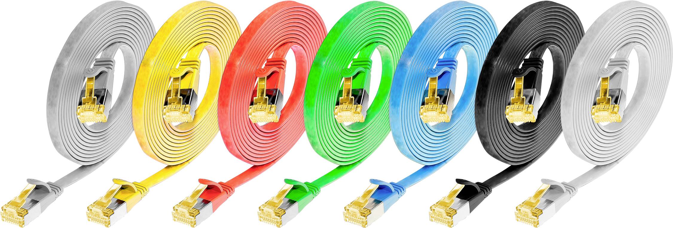 Kabel sieciowe Ethernet w siedmiu kolorach (szary, żółty, czerwony, zielony, niebieski, czarny, biały) ułożone obok siebie na białym tle.