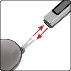 Zbliżenie złącza słuchawkowego i oddalonego urządzenia USB ze strzałkami wskazującymi połączenie między nimi.