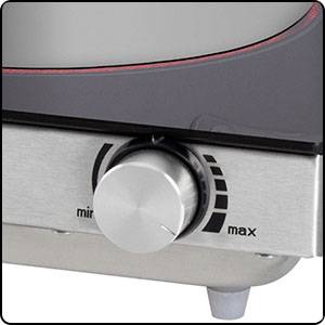 Płyta grzejna z srebrnym pokrętłem regulacji temperatury, oznaczonym skalą od 'min' do 'max'.