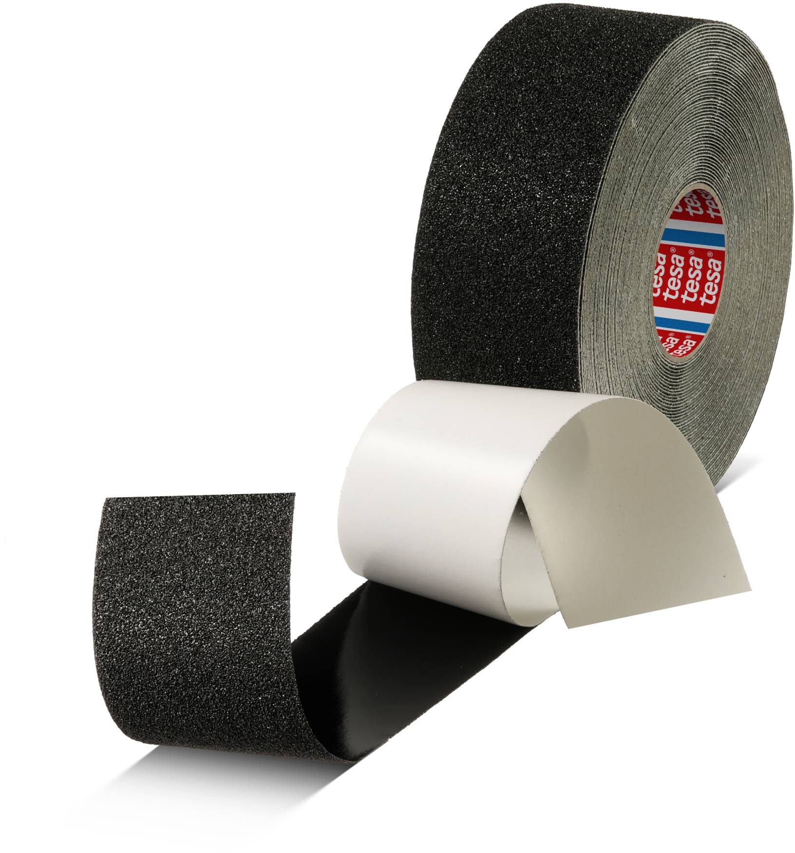 Rolka czarnej, antypoślizgowej taśmy klejącej o szorstkiej fakturze, częściowo rozwinięta, ukazująca tylną stronę i powierzchnię przylepną.