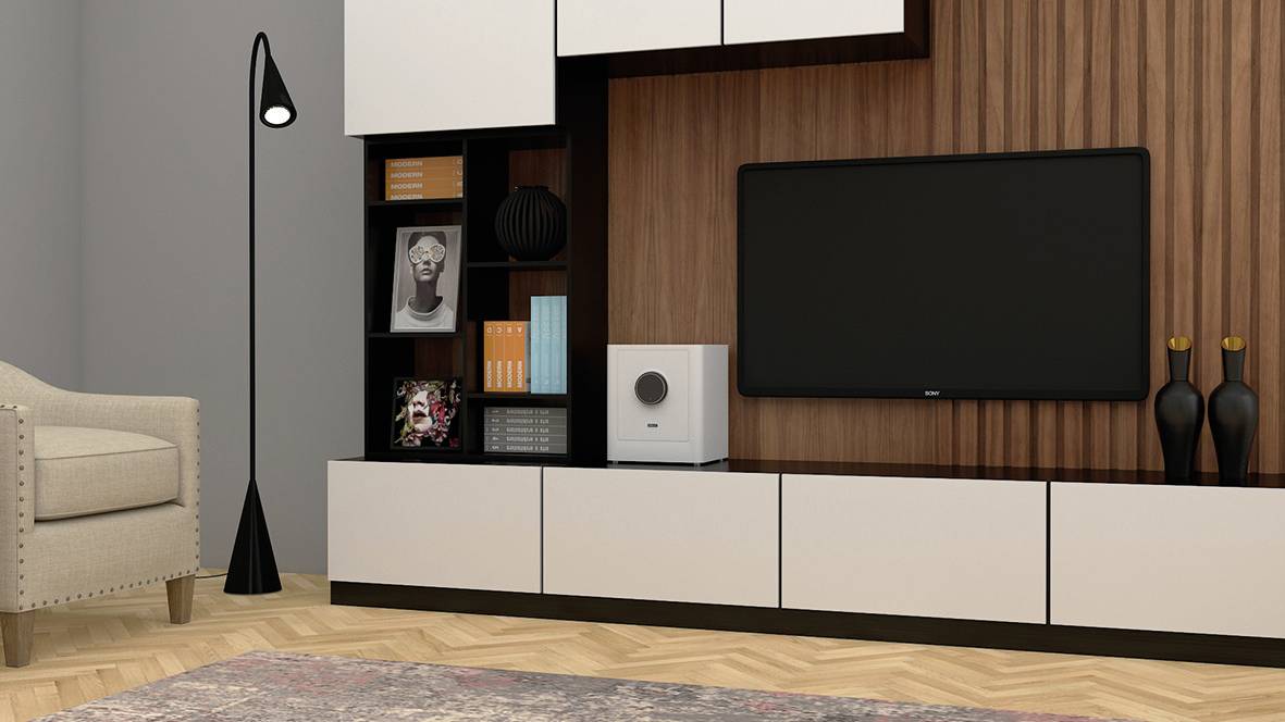 Salon z nowoczesną białą szafką pod telewizor, czarnym telewizorem, lampą stojącą, beżowym fotelem, drewnianą ścianą i dywanem.