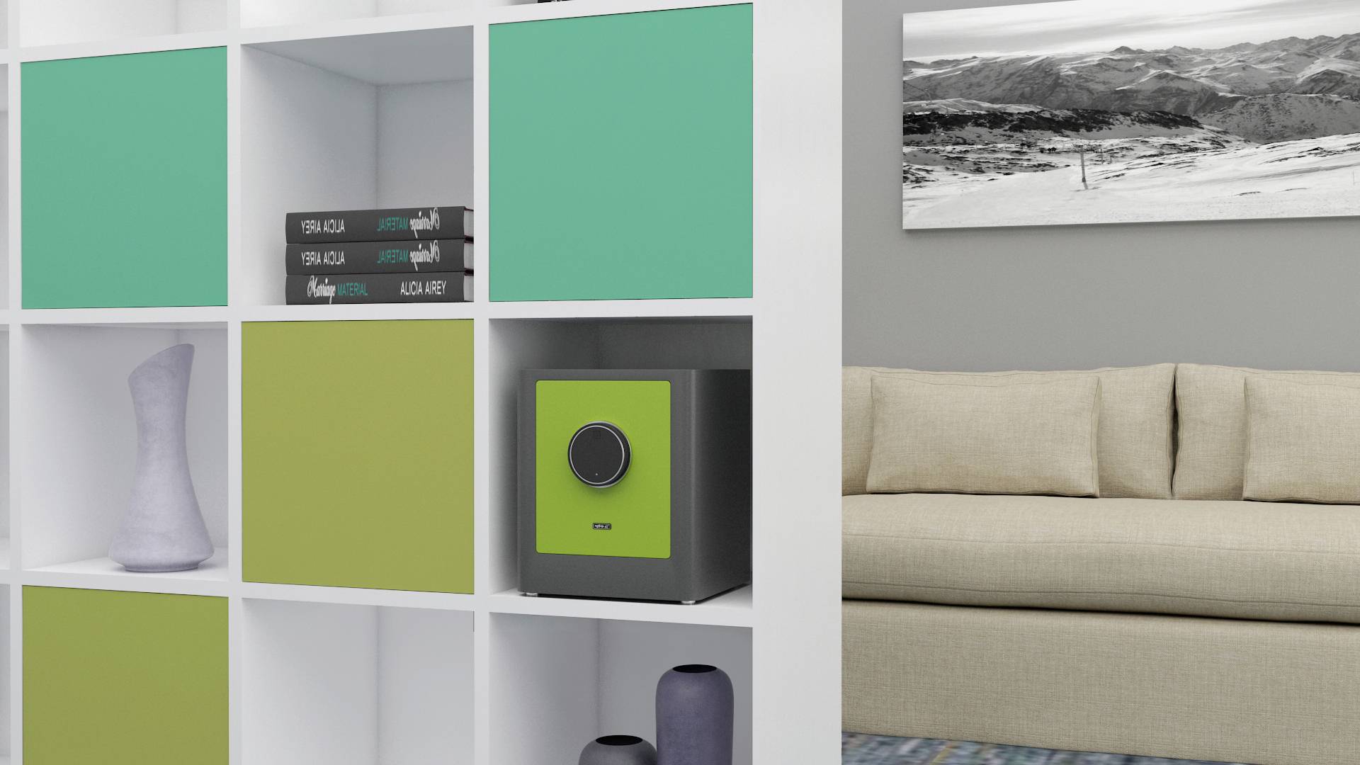 Biała regał z zielonymi i turkusowymi drzwiczkami, dekoracyjnymi książkami i wazonem. Obok beżowa sofa i czarno-białe zdjęcie krajobrazu.