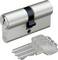 Zamek cylindryczny ze srebrnym wykończeniem i trzema pasującymi srebrnymi kluczami, ze znakiem marki „BASI".