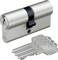 Srebrny zamek cylindryczny z dwoma cylindrami i trzema pasującymi kluczami, z jednym wstawionym w otwór na klucz. Zamek i klucze są marki 'BASI'.
