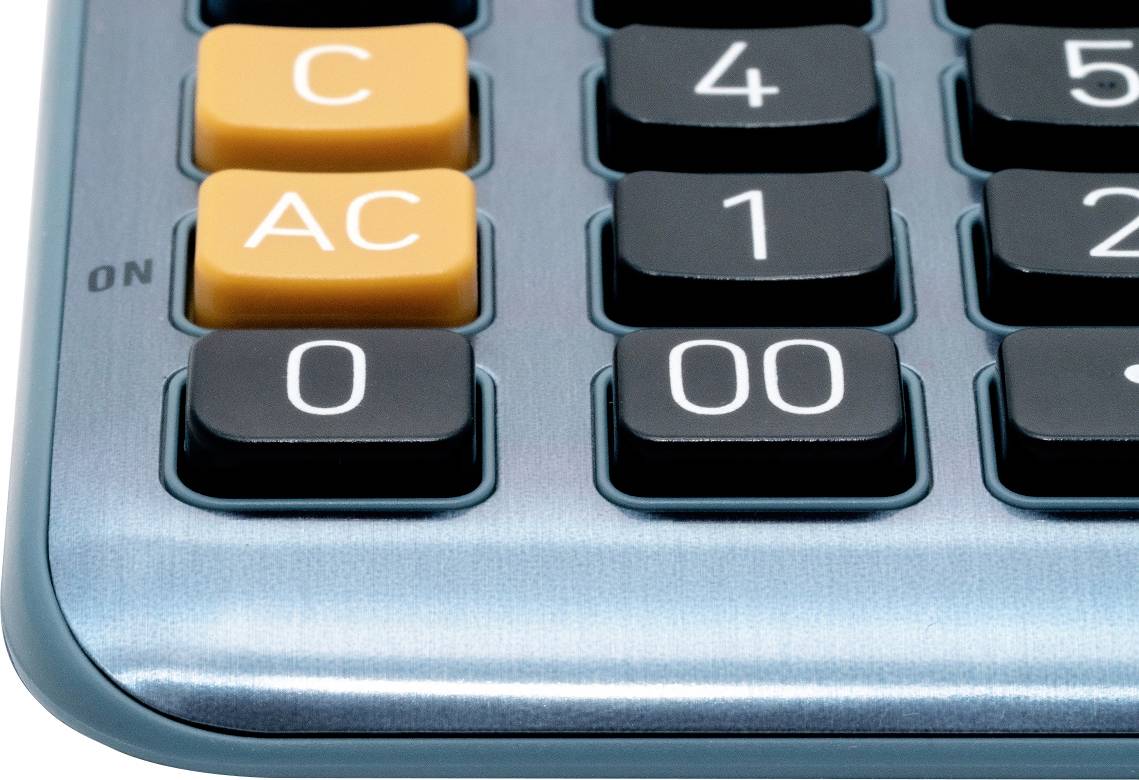 Fragment niebieskiego kalkulatora z pomarańczowymi klawiszami 'C' i 'AC' oraz numerami od 0 do 4 na przyciskach.