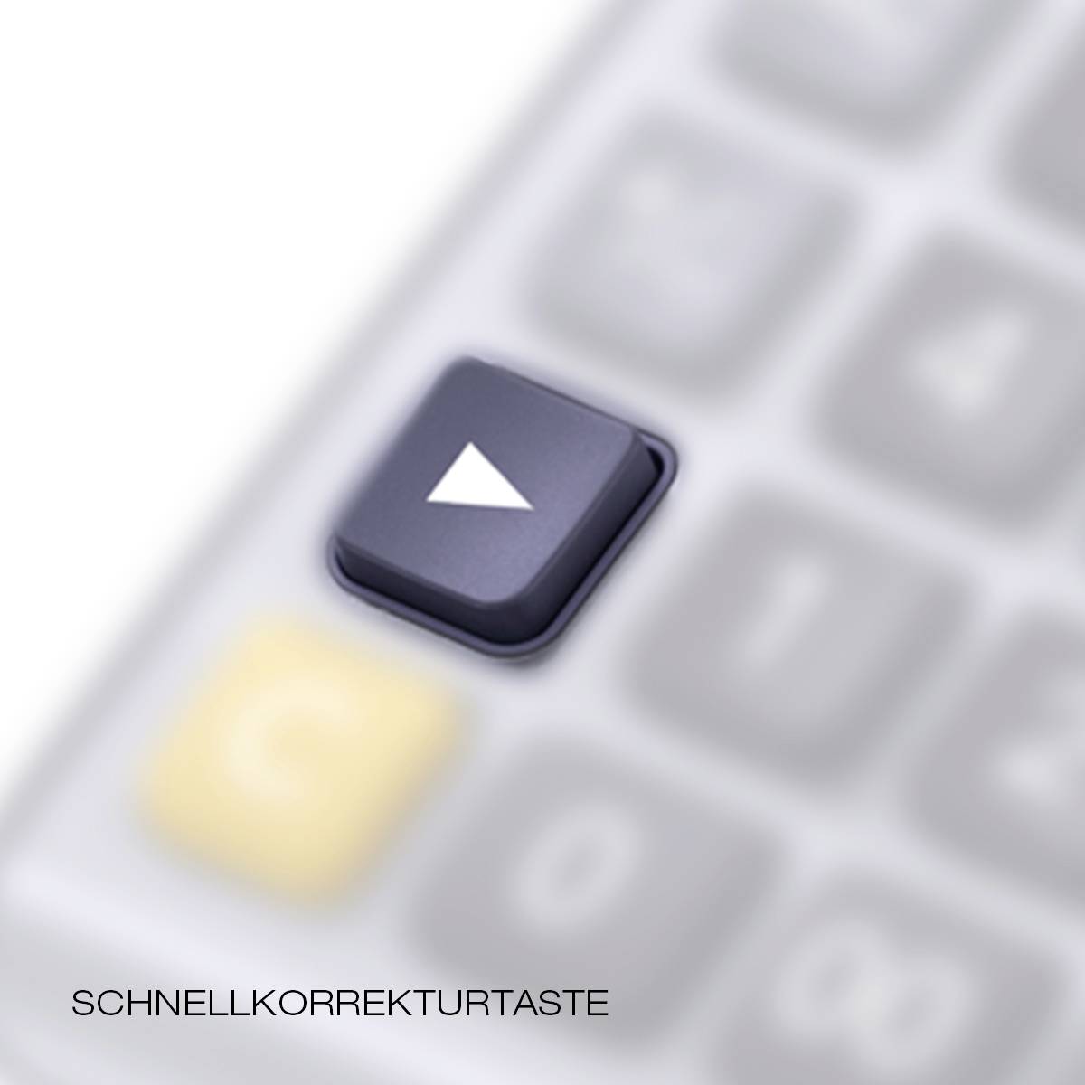 Zbliżenie klawiatury komputerowej z fokusem na klawisz strzałki. Obok w kadrze napis 'SZYBKA KOREKTA'.