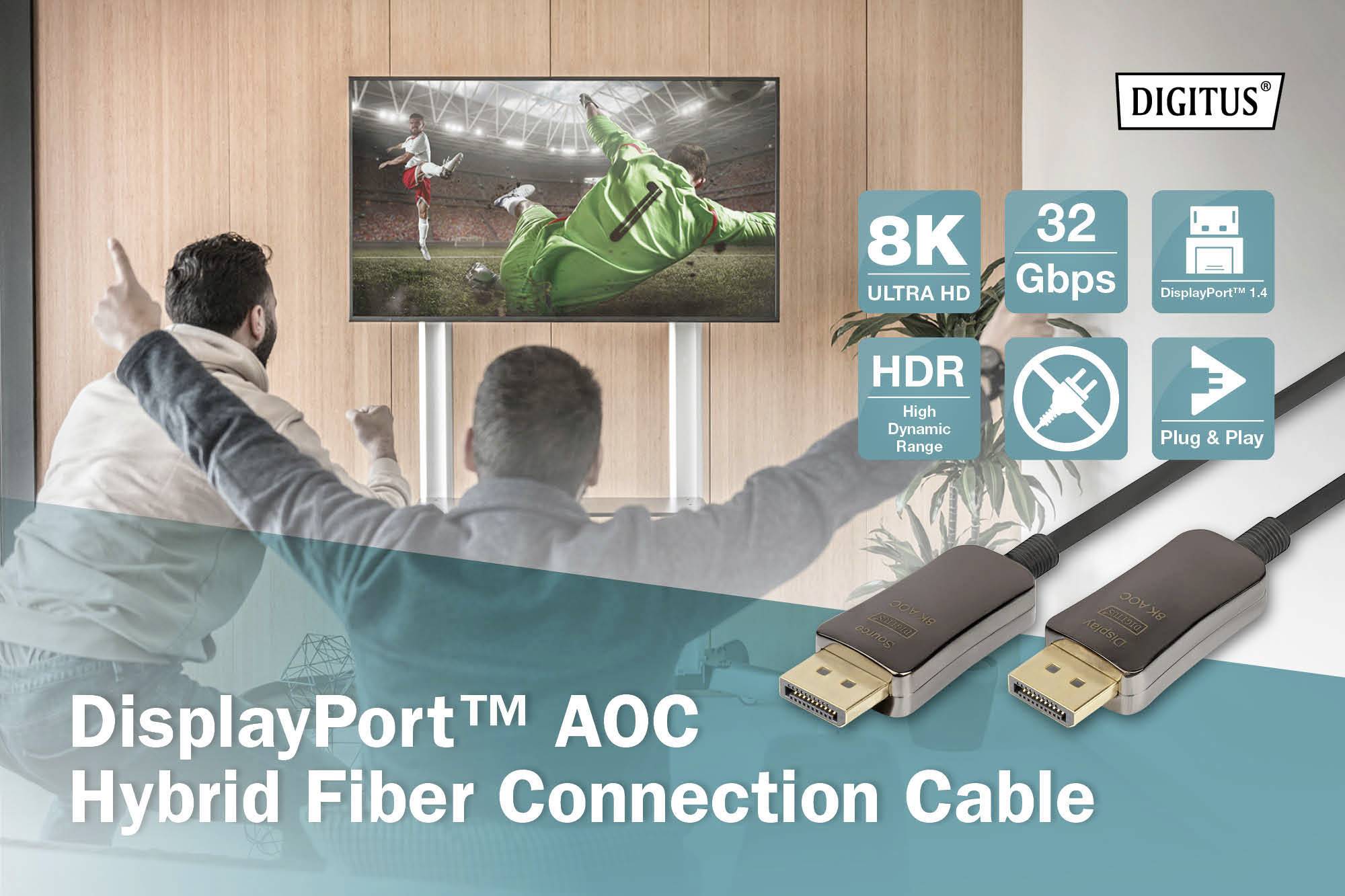 Dwie osoby cieszą się przed telewizorem, na którym transmitowany jest mecz piłki nożnej. Tekst opisuje kabel hybrydowy DisplayPort AOC w rozdzielczości 8K Ultra HD z obsługą HDR.