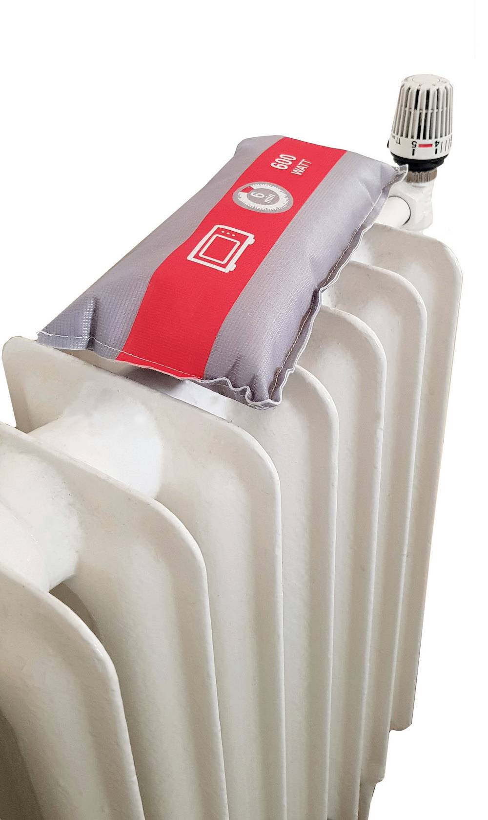 Grzejnik z szarą nakładką odpowietrzającą, czerwona etykieta z symbolami baterii i kropli umieszczona u góry.