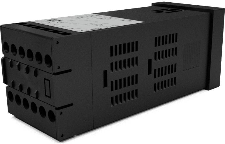 Czarny elektroniczny sprzęt z wieloma gniazdami przyłączeniowymi i otworami wentylacyjnymi.