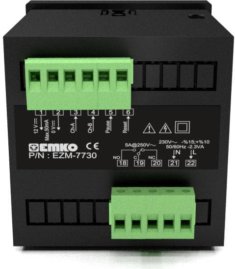 Czarny przyrząd Emko z zielonymi zaciskami. Wyświetla numer modelu 'EZM-7730' oraz parametry elektryczne: 5A@250V~, 230V~.