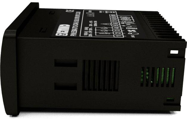 Czarny elektroniczny regulator temperatury leży na boku. Na górnej powierzchni znajdują się dane techniczne i symbole.