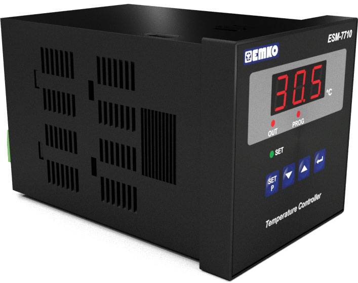 Czarny regulator temperatury 'EMKO ESM-7710' z cyfrowym wyświetlaczem wskazuje 30,5 °C. Widoczne są przyciski do ustawień.