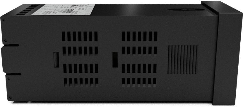 Czarne urządzenie elektroniczne z otworami wentylacyjnymi po bokach, prawdopodobnie jednostka sterująca lub moduł większej maszyny.