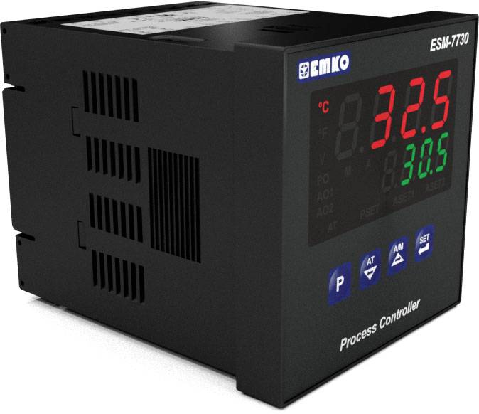 Czarny regulator procesowy marki Emko, model ESM-7730, wyświetla temperaturę '32,5 °C' na czerwono i '30,5 °C' na zielono na wyświetlaczu LED.