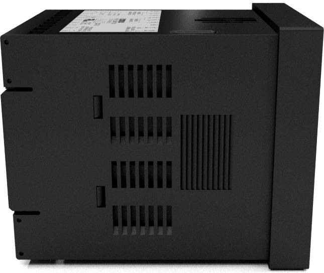 Czarny sprzęt elektroniczny z otworami wentylacyjnymi z boku. Na górnej powierzchni widoczne są techniczne informacje na naklejce.