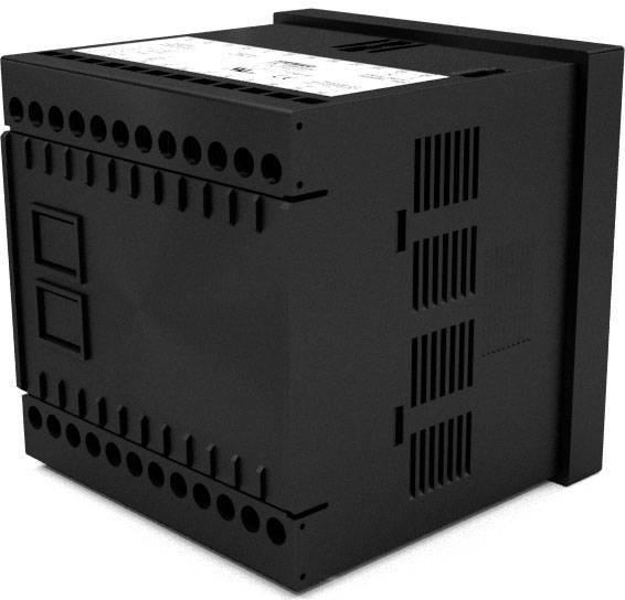 Czarna elektryczna obudowa z wieloma możliwościami podłączenia, otworami wentylacyjnymi i naklejką na górnej powierzchni.