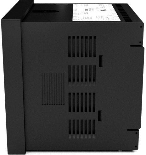 Czarny prostokątny element elektroniczny z otworami wentylacyjnymi po bokach. Na górnej powierzchni umieszczona jest etykieta z nieczytelnym tekstem.