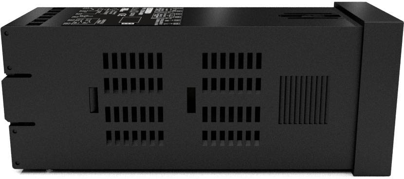 Czarny elektroniczny adapter z otworami wentylacyjnymi po bokach. Posiada solidną, prostokątną budowę.